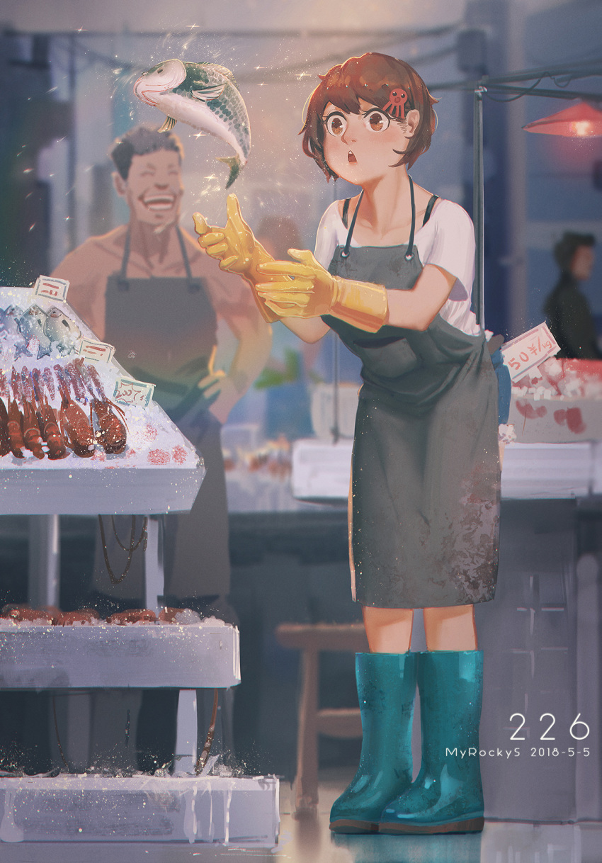 1girl apron artist_name boots brown_hair chinese_commentary commentary_request dated fish fish_market gloves hair_ornament hands_on_hips highres laughing market octopus_hair_ornament original rubber_boots rubber_gloves shirt short_hair standing surprised t-shirt wudi_sao_nian