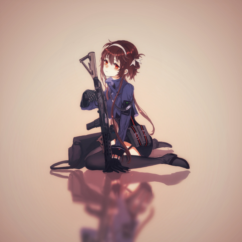 arm_strap bag bangs black_legwear blush brown_hair commentary_request garter_straps girls_frontline gloves gun hair_ribbon hairband head_tilt highres holding holding_gun holding_weapon long_hair looking_at_viewer pouch prosthesis prosthetic_arm rec.07 red_eyes reflection ribbon sidelocks simple_background sitting solo thighhighs type_79_(girls_frontline) type_79_smg wariza weapon white_headband white_ribbon