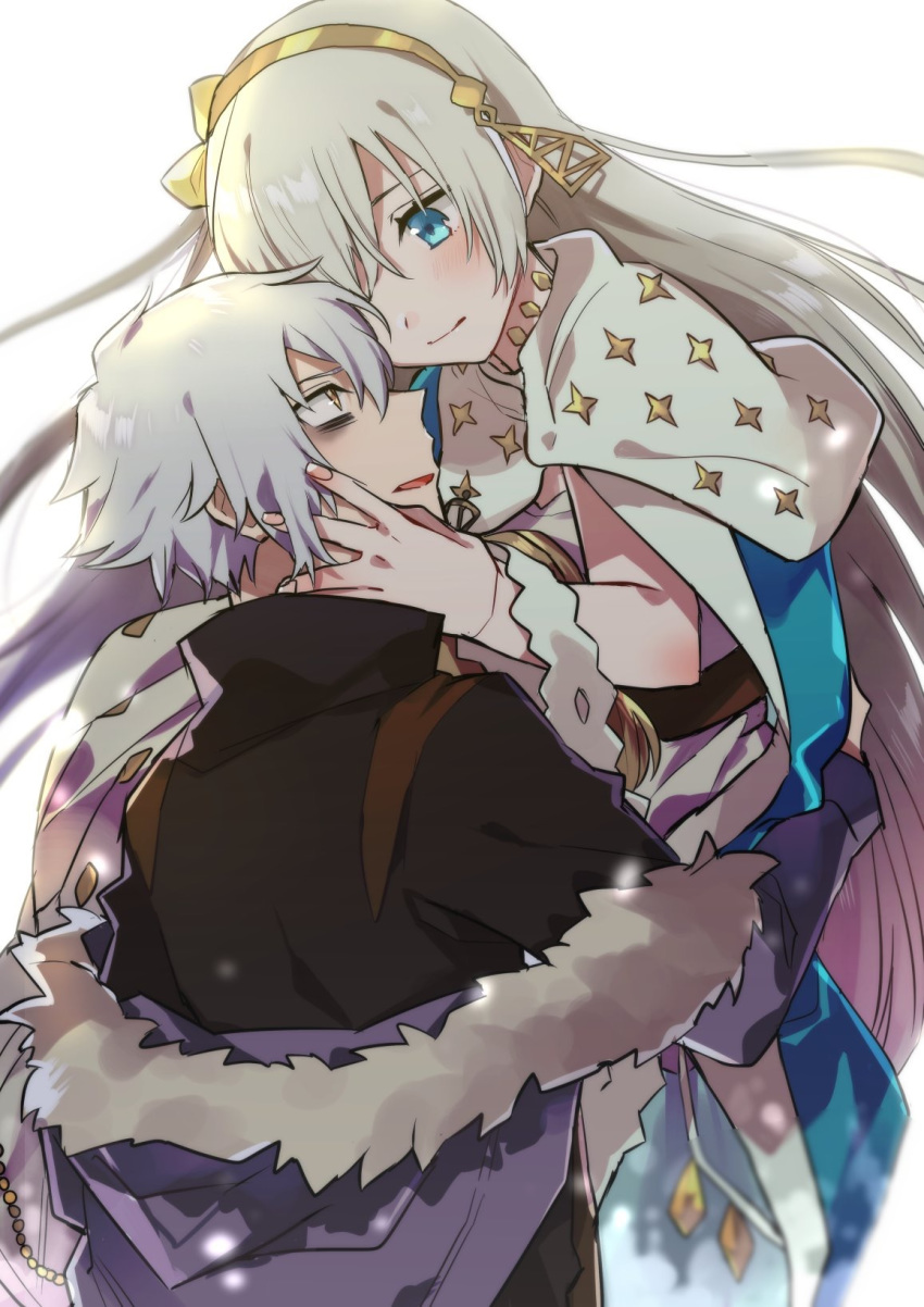 1girl anastasia_(fate/grand_order) aqua_cape aqua_eyes backlighting bags_under_eyes bangs black_shirt blush cape closed_mouth coat commentary_request couple doll dress eye_contact fate/grand_order fate_(series) fur-trimmed_coat fur-trimmed_hood fur_trim gold_trim hair_between_eyes hair_over_one_eye hetero highres holding holding_doll hood hood_down hooded_coat kadoc_zemlupus long_hair long_sleeves looking_at_another open_mouth parted_bangs ponpoko royal_robe shirt silver_hair simple_background slit_pupils swept_bangs turtleneck very_long_hair white_background white_dress white_hair yellow_eyes yellow_headband