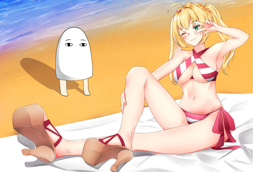 arm_up bangs beach bikini blanket blonde_hair blush breasts brown_footwear cleavage commentary criss-cross_halter day eyebrows_visible_through_hair fate/grand_order fate_(series) green_eyes grin hair_between_eyes halter_top halterneck hand_on_leg high_heels highres large_breasts long_hair medjed navel nero_claudius_(fate)_(all) nero_claudius_(swimsuit_caster)_(fate) ocean one_eye_closed outdoors sand sandals side-tie_bikini siroimo0828 sitting smile standing striped striped_bikini swimsuit thighs twintails v_over_eye water