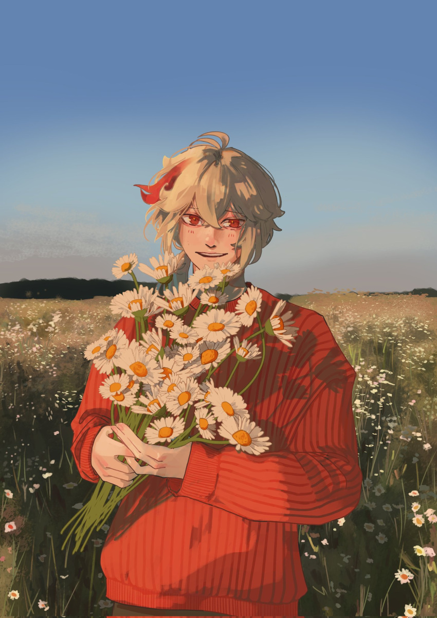 1boy ahoge blurry daisy depth_of_field flower genshin_impact highres holding holding_flower kaedehara_kazuha long_sleeves looking_at_viewer mentachips multicolored_hair ponytail red_eyes red_hair red_sweater sky solo streaked_hair sweater teeth upper_teeth_only white_hair