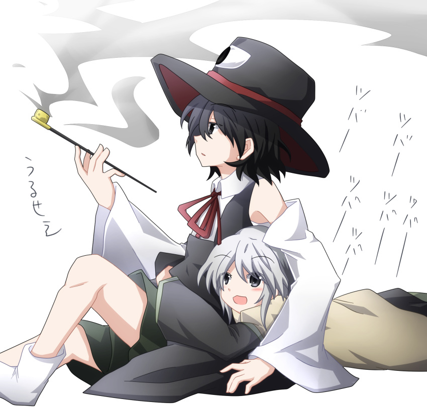 2others androgynous black_hair blush_stickers bow brown_coat coat commentary_request detached_sleeves enraku_tsubakura grey_eyes grey_hair hat highres houlen_yabusame hug hug_from_behind large_hat len'en multiple_others open_mouth other_focus plasma_(izakuraaruru) red_ribbon ribbon short_hair shorts sidelocks sitting smile top_hat translation_request