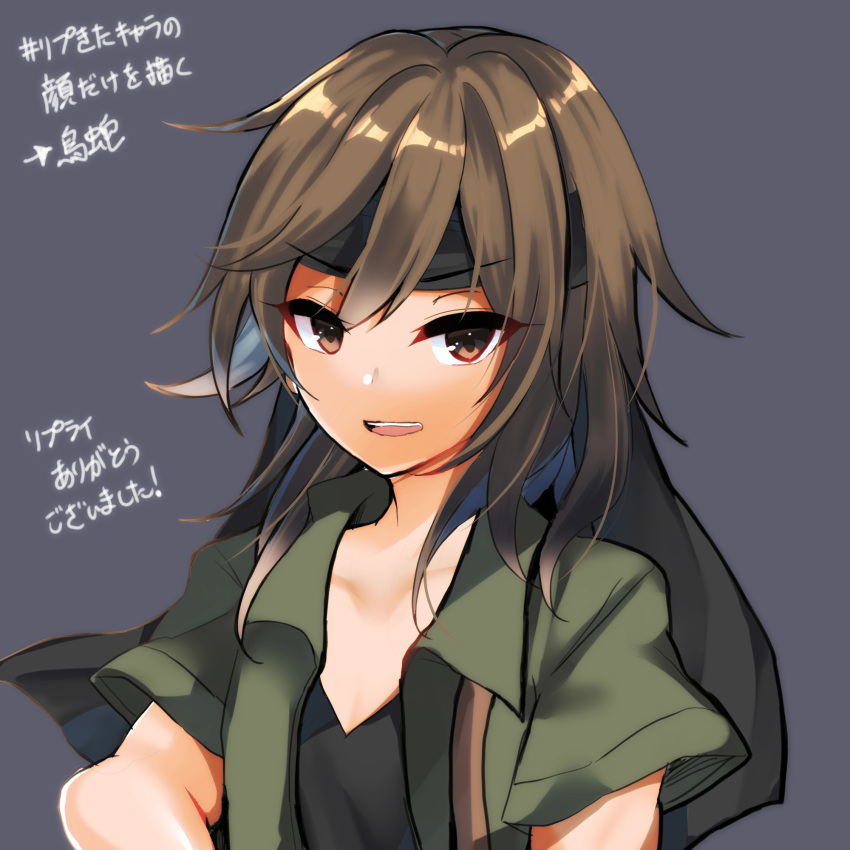 1other androgynous black_headband black_shirt brown_eyes brown_hair collarbone collared_shirt commentary_request green_shirt grey_background headband highres kurohebi len'en medium_hair open_clothes open_mouth open_shirt other_focus ougi_hina shirt short_sleeves simple_background smile solo teeth translation_request upper_teeth_only v-neck