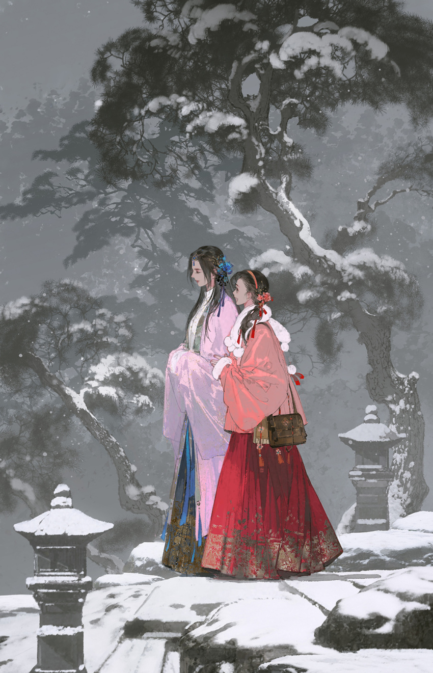 2girls bag black_hair blue_flower brown_bag closed_eyes flower forehead_jewel gold_trim grey_background hair_flower hair_ornament hairband highres ibuki_satsuki japanese_clothes kimono long_hair multiple_girls open_mouth original parted_lips pink_kimono profile red_flower red_kimono side_ponytail sidelocks snow snowing stone_lantern tree walking