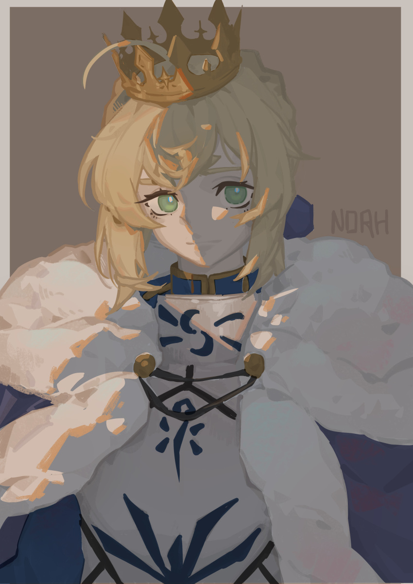 18660081532 1girl absurdres ahoge armor artist_name artoria_pendragon_(fate) blonde_hair blue_cloak blue_ribbon border breastplate brown_background chinese_commentary cloak closed_mouth crown fate/grand_order fate_(series) fur-trimmed_cloak fur_trim green_eyes hair_ribbon highres long_hair looking_at_viewer ribbon sidelighting simple_background solo upper_body white_border