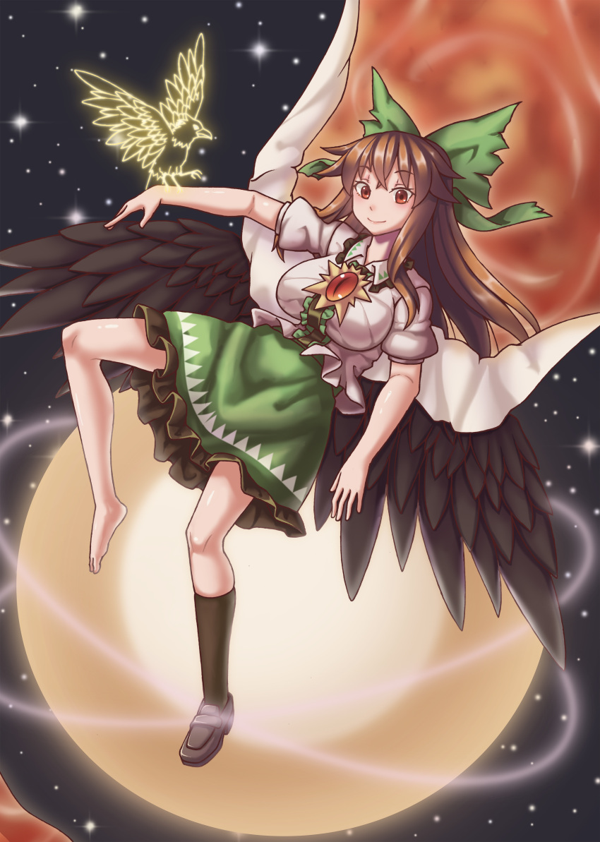 1girl absurdres atom bird bird_wings black_socks black_wings bow breasts brown_eyes brown_hair cape chinese_commentary closed_mouth collared_shirt commentary_request crossed_bangs crow dai_tou_ben_liu flying frilled_shirt_collar frilled_skirt frills full_body green_bow green_skirt grey_footwear hair_bow highres large_breasts loafers long_hair looking_at_viewer medium_bangs orange_background puffy_short_sleeves puffy_sleeves reiuji_utsuho shirt shoes short_sleeves sidelocks single_shoe single_sock skirt sky smile socks solo star_(sky) starry_sky sun third_eye touhou white_cape white_shirt wings yatagarasu