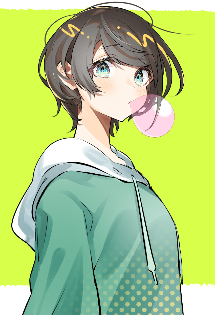 1girl absurdres black_hair blowing_bubbles blue_eyes chewing_gum commentary_request drawstring from_side furuki_ayaginutaira green_background green_hoodie highres hololive hood hoodie looking_at_viewer oozora_subaru polka_dot polka_dot_hoodie short_hair solo swept_bangs upper_body virtual_youtuber white_hood