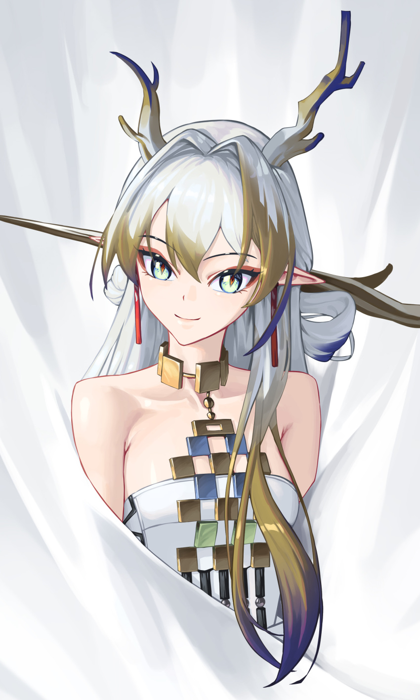 1girl absurdres aqua_eyes arknights bare_shoulders blonde_hair bowlp choker commentary eyeshadow hair_intakes highres horns jewelry long_hair looking_at_viewer makeup multicolored_hair necklace shu_(arknights) smile solo strapless streaked_hair tube_top upper_body very_long_hair white_hair