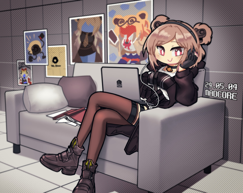 1girl ammunition_pouch artist_name black_gloves book boots breasts brown_coat brown_footwear brown_hair brown_thighhighs closed_mouth coat collar commentary_request commission computer couch dated double_bun girls'_frontline gloves griffin_&amp;_kryuger hair_bun headphones indoors korean_commentary laptop madcore medium_breasts medium_hair on_couch open_book p90_(girls'_frontline) pillow pixiv_commission poster_(object) pouch red_eyes sitting smile solo thigh_strap thighhighs