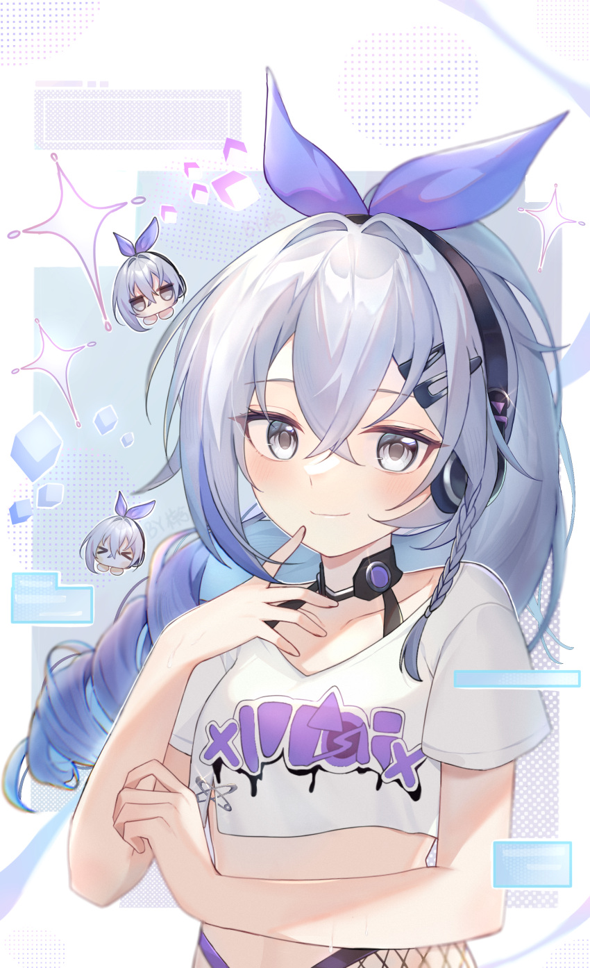 3girls absurdres black_choker chibi choker commentary crop_top grey_eyes grey_hair hair_ornament hairclip headphones highres honkai:_star_rail honkai_(series) looking_at_viewer midriff multiple_girls multiple_persona official_alternate_costume purple_hair shirt silver_wolf_(honkai:_star_rail) smile stomach upper_body white_shirt zixi