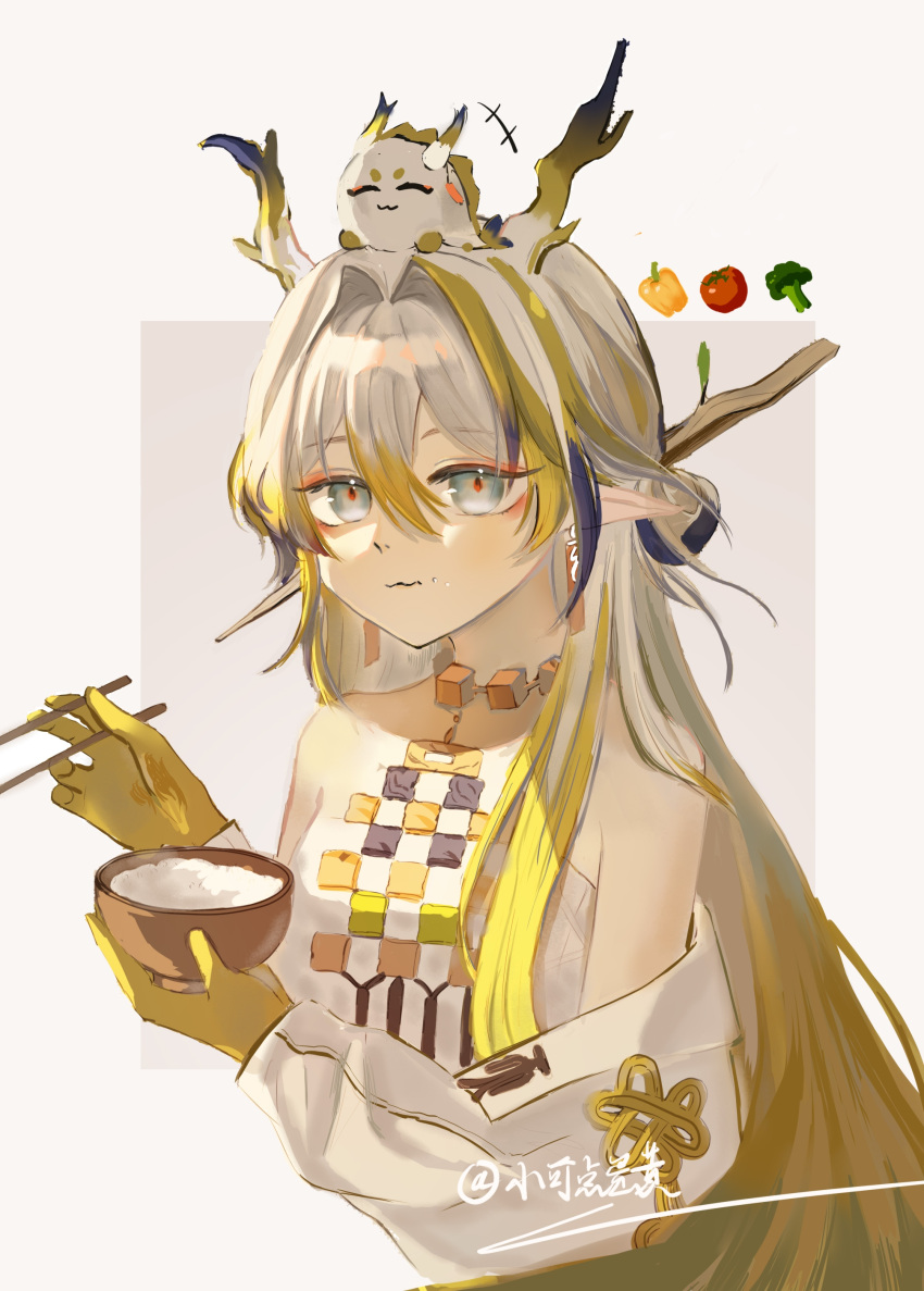 +++ 1girl absurdres arknights bare_shoulders bell_pepper blonde_hair bowl broccoli chinese_commentary chopsticks closed_mouth commentary_request creature cropped_torso dragon_bubble_(arknights) dragon_girl dragon_horns earrings eating food green_eyes grey_background grey_hair grey_horns hair_between_eyes hair_intakes highres holding holding_bowl holding_chopsticks horns jacket jewelry lofter_username long_hair long_sleeves looking_at_viewer multicolored_hair necklace off_shoulder on_head open_clothes open_jacket pointy_ears purple_hair rice rice_bowl shu_(arknights) simple_background solo strapless tomato tube_top vegetable white_jacket white_tube_top xiaokediandanhuang yellow_horns