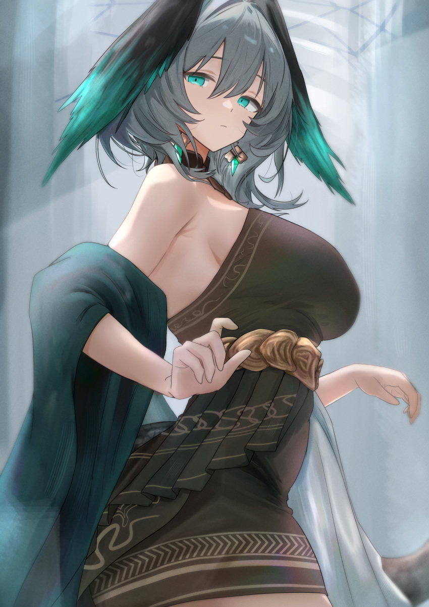 1girl ambience_synesthesia aqua_eyes aqua_feathers aqua_shawl aqua_wings arknights bare_shoulders black_dress black_feathers black_wings breasts closed_mouth commentary_request detached_collar dress feathers from_side grey_hair hair_between_eyes head_wings highres ho'olheyak_(arknights) ho'olheyak_(carriage_of_the_winds_of_time)_(arknights) large_breasts looking_at_viewer official_alternate_costume short_hair solo sora_mame_(princess_0sora) strapless strapless_dress two-tone_wings wings