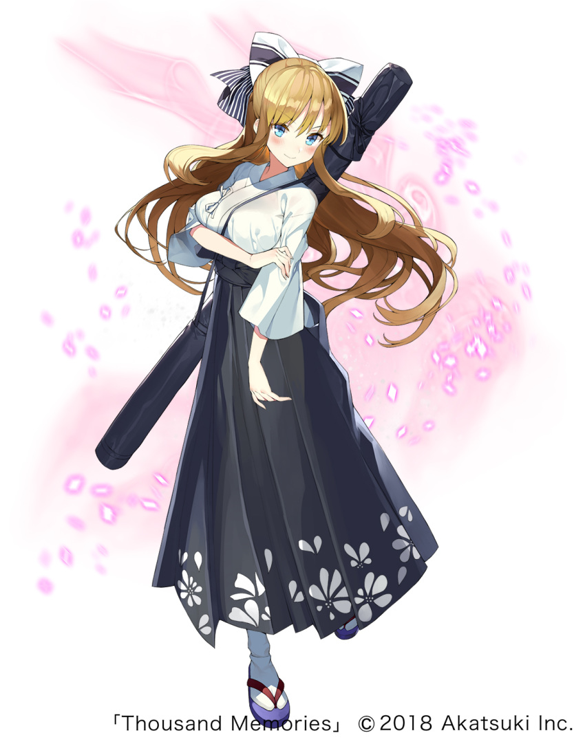 bangs black_hakama blonde_hair blue_eyes blush bow breasts closed_mouth copyright_name floating_hair floral_print full_body hair_bow hakama highres japanese_clothes large_breasts long_hair long_sleeves looking_at_viewer matsui_hiroaki official_art sandals smile solo standing tabi thousand_memories watermark weapon_bag white_legwear