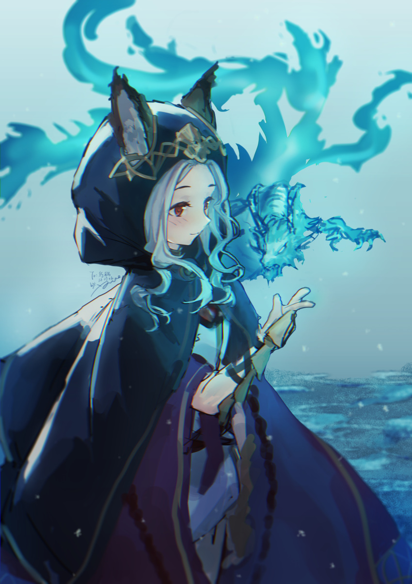 1girl 1other absurdres animal_ears bangs blush cat_ears cloak closed_mouth commentary_request dragon ears_through_headwear erune granblue_fantasy hand_up highres hood hooded_cloak huang_quan_soul huge_filesize long_hair red_eyes scathacha_(granblue_fantasy) silver_hair simple_background smile solo