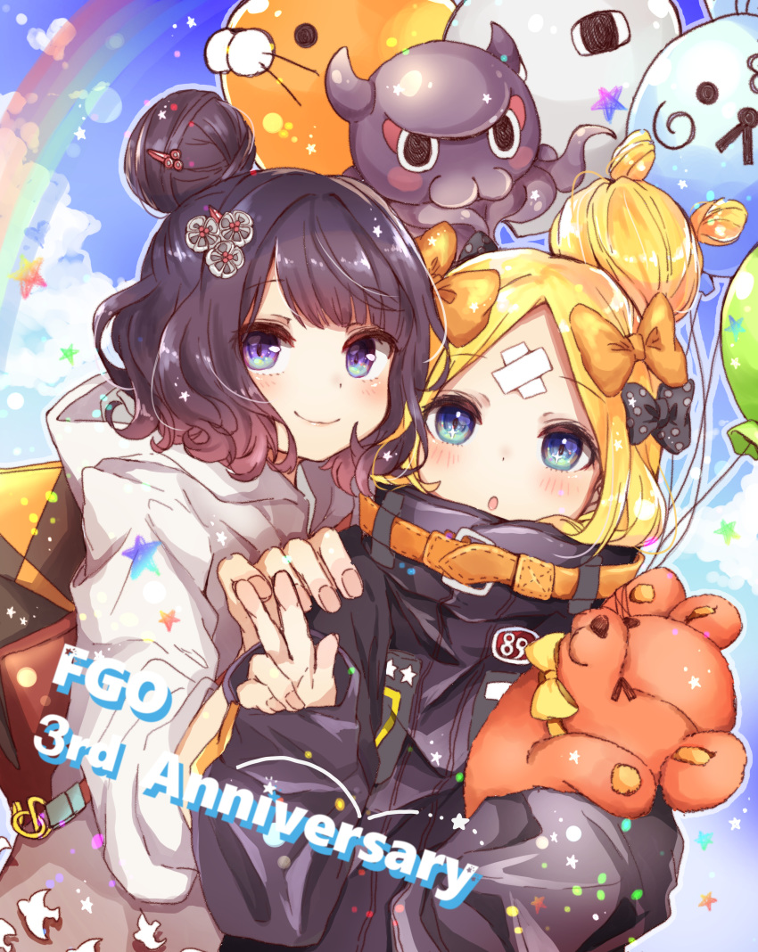 &gt;_o abigail_williams_(fate/grand_order) absurdres animal anniversary balloon bangs black_bow black_hat black_jacket blonde_hair blue_eyes blue_sky blush bow closed_mouth cloud commentary_request copyright_name day fate/grand_order fate_(series) fingernails fou_(fate/grand_order) grey_hoodie hair_bow hand_on_another's_shoulder hand_up hat heart heroic_spirit_traveling_outfit hi_(wshw5728) highres hood hood_down hoodie jacket katsushika_hokusai_(fate/grand_order) long_hair long_sleeves looking_at_viewer medjed multiple_girls object_hug octopus one_eye_closed orange_bow outdoors parted_bangs parted_lips polka_dot polka_dot_bow purple_hair rainbow sky sleeves_past_fingers sleeves_past_wrists smile stuffed_animal stuffed_toy teddy_bear tokitarou_(fate/grand_order) v