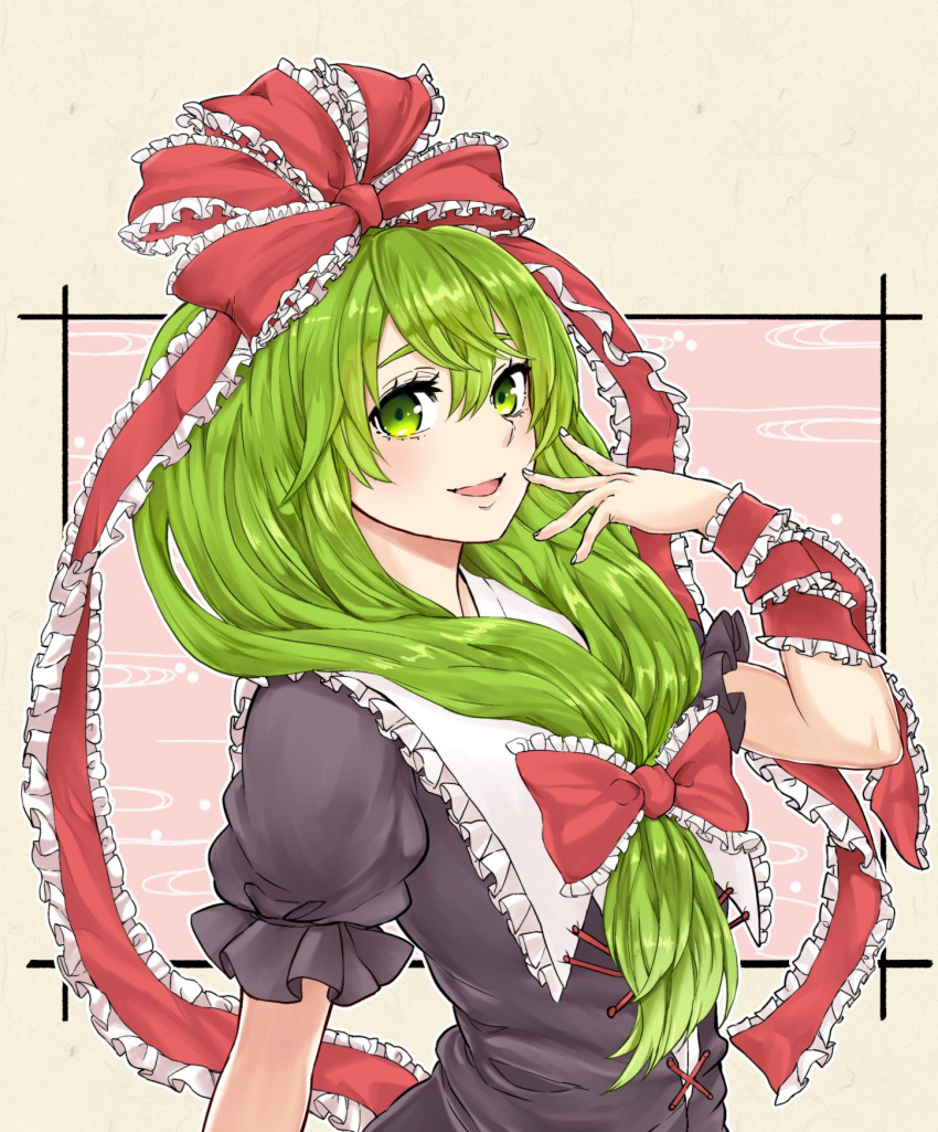 bangs blush bow commentary_request front_ponytail green_eyes green_hair hair_between_eyes hair_bow hand_up highres kagiyama_hina long_hair looking_at_viewer natsushiro open_mouth puffy_short_sleeves puffy_sleeves red_bow short_sleeves smile solo touhou upper_body