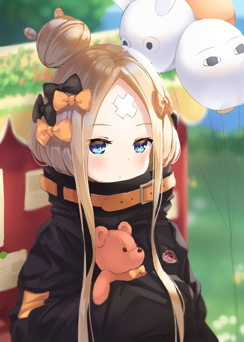 abigail_williams_(fate/grand_order) balloon belt black_bow black_jacket blonde_hair blue_eyes blush bow closed_mouth fate/grand_order fate_(series) forehead hair_bow hair_bun heroic_spirit_traveling_outfit highres hiyoko_(pixiv16803940) holding holding_stuffed_animal jacket long_hair looking_at_viewer medjed orange_bow sleeves_past_fingers sleeves_past_wrists solo stuffed_animal stuffed_toy teddy_bear