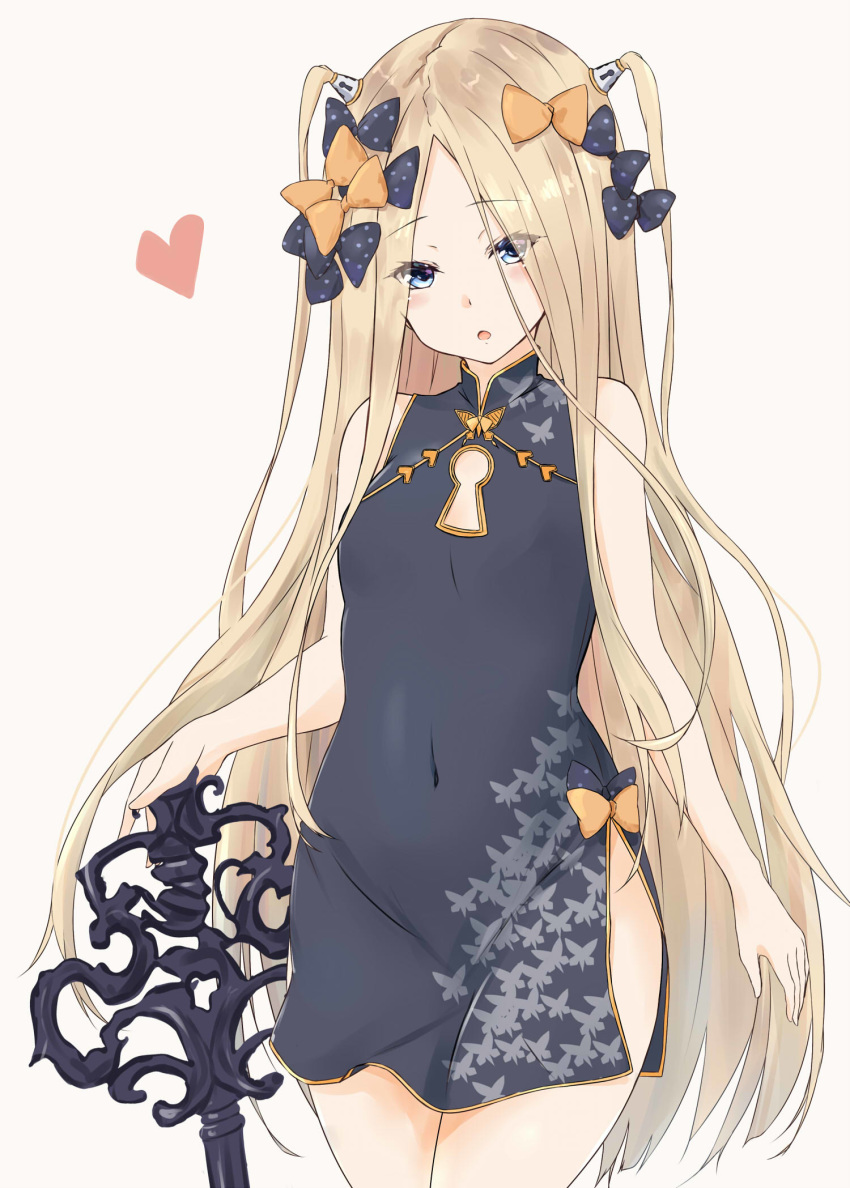 abigail_williams_(fate/grand_order) alternate_costume alternate_hairstyle bangs bare_shoulders black_bow blonde_hair blue_eyes blush bow china_dress chinese_clothes commentary_request covered_navel dress eyebrows_visible_through_hair fate/grand_order fate_(series) hair_bow heart highres keyhole long_hair looking_at_viewer open_mouth orange_bow parted_bangs polka_dot polka_dot_bow saku_(kudrove) side_slit simple_background solo standing two_side_up very_long_hair