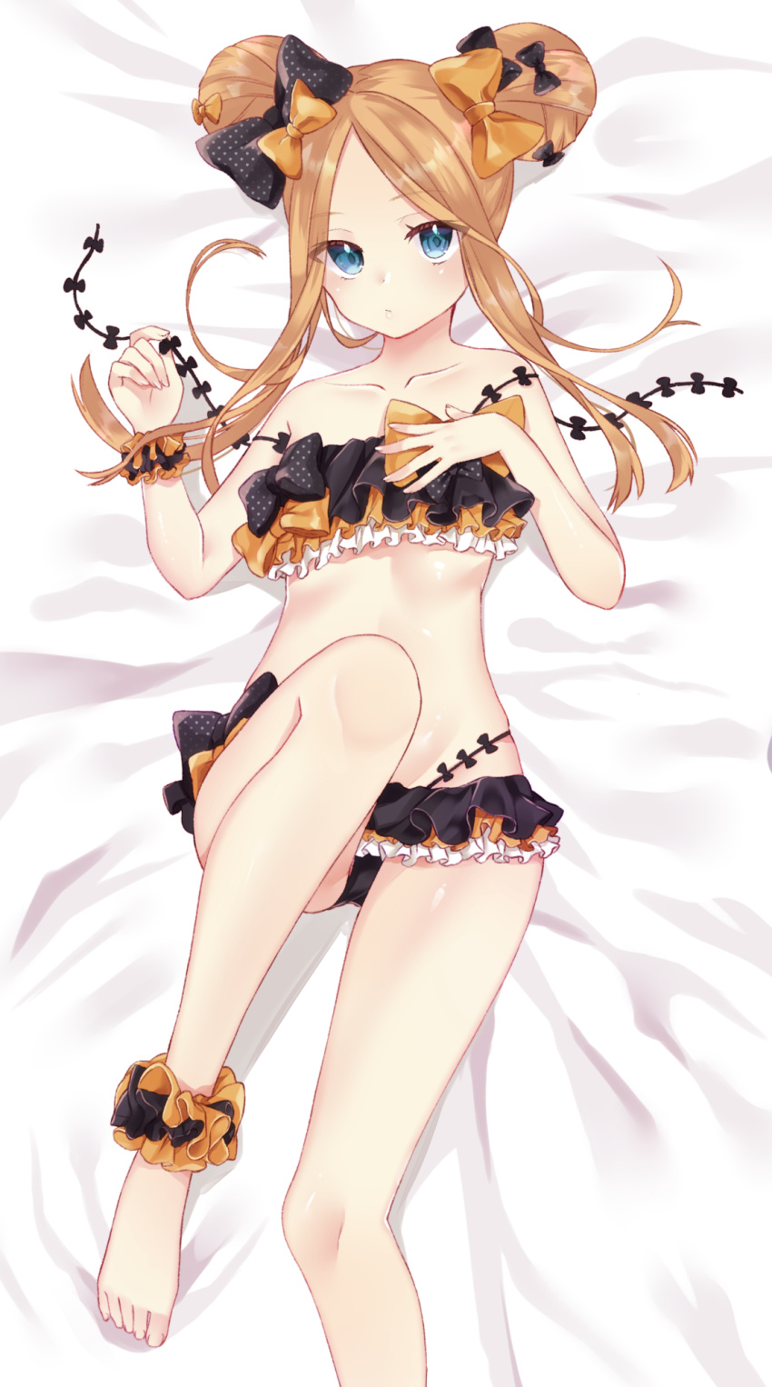 abigail_williams_(fate/grand_order) ankle_scrunchie bangs bare_arms bare_legs bare_shoulders barefoot bed_sheet bikini black_bikini black_bow blonde_hair blue_eyes blush bow closed_mouth collarbone commentary_request double_bun emerald_float eyebrows_visible_through_hair fate/grand_order fate_(series) forehead groin hair_bow hand_on_own_chest highres knee_up looking_at_viewer lying nekomiya_noru_(yuduki710) on_back orange_bow parted_bangs scrunchie side_bun solo swimsuit toenails wrist_scrunchie