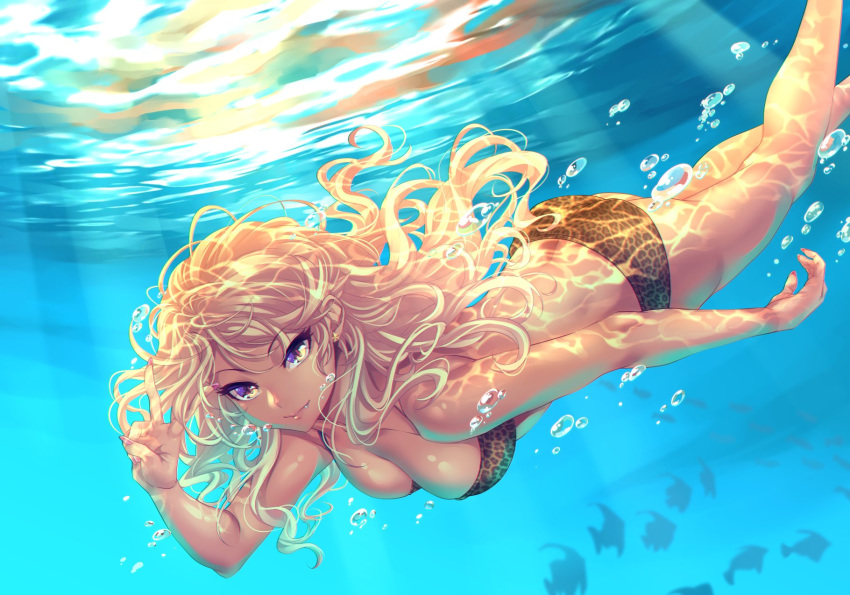 air_bubble amaryllis animal_print ass bikini blonde_hair breasts bubble commentary_request dark_skin earrings fang fang_out fish gyaru highres jewelry leopard_print light_rays long_hair looking_at_viewer medium_breasts ouga_saki print_bikini solo star star_earrings sunbeam sunlight swimsuit tdnd-96 underwater v virtual_youtuber wavy_hair