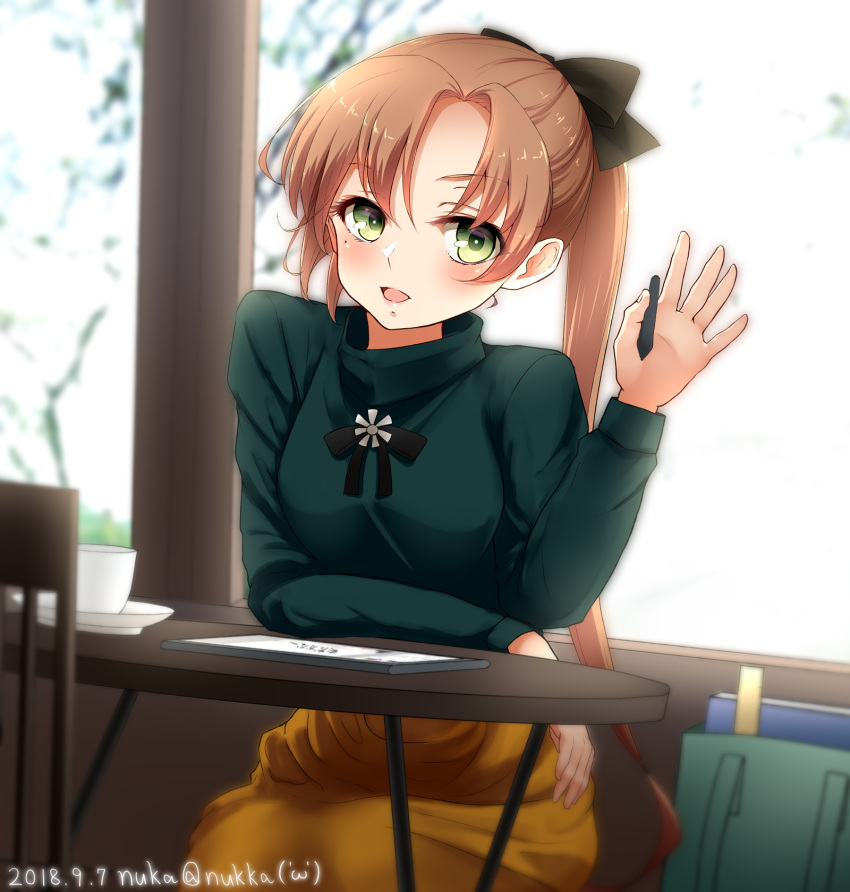 akigumo_(kantai_collection) artist_name black_bow blush bow breasts brown_hair cafe chair commentary_request cup dated eyebrows_visible_through_hair green_eyes hair_between_eyes hair_bow highres kantai_collection long_hair long_skirt long_sleeves looking_at_viewer nuka_(nvkka) open_mouth pencil ponytail sitting skirt small_breasts solo sweater table waving window yellow_skirt