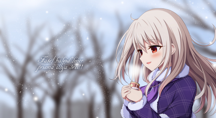 bare_tree blonde_hair blurry blurry_background blush can cat coat commentary copyright_name eyebrows_visible_through_hair fate/kaleid_liner_prisma_illya fate_(series) fur-trimmed_sleeves fur_collar fur_trim hair_between_eyes highres holding holding_can illyasviel_von_einzbern long_hair morokoshi_(tekku) parted_lips plaid_coat red_eyes smile snowing solo steam tree upper_body winter winter_clothes winter_coat