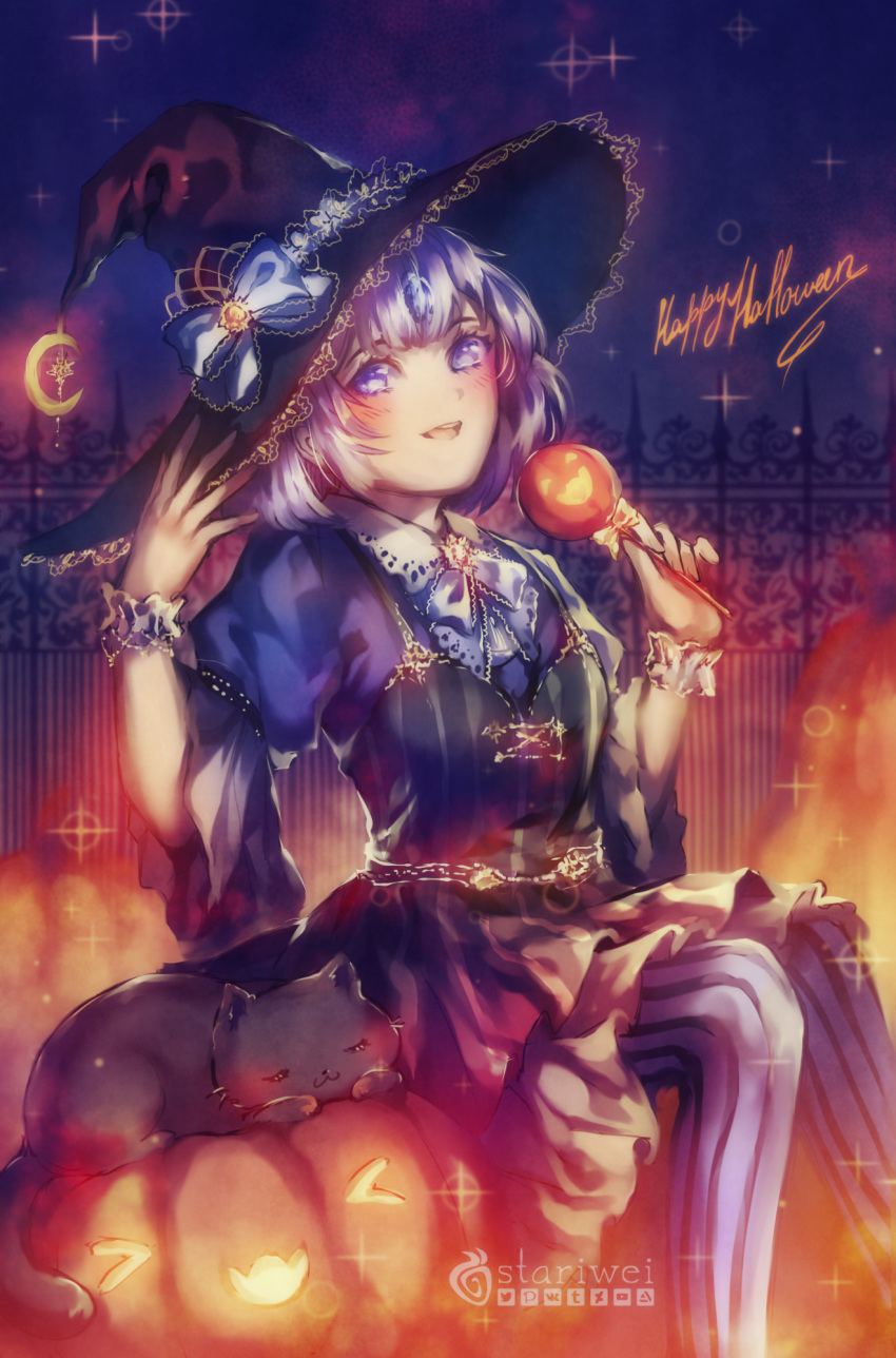 &gt;_&lt; 1girl :3 :d black_cat black_dress blue_bow blush bow candy cat dress fence food forehead_jewel hand_up happy_halloween hat hat_bow hat_ornament highres jack-o'-lantern lollipop looking_at_viewer open_mouth pumpkin purple_eyes purple_hair scrunchie short_hair short_sleeves sitting smile solo stariwei striped striped_legwear twitter_username wide_sleeves witch_hat wrist_scrunchie