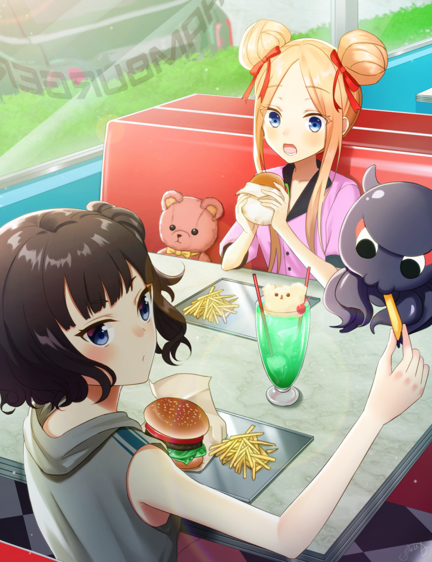 abigail_williams_(fate/grand_order) alternate_costume animal bare_arms bare_shoulders blonde_hair blue_eyes blush bow brown_hair checkered checkered_floor cherry closed_mouth collarbone collared_shirt commentary_request cup day double_bun drinking_glass drinking_straw eating fast_food fate/grand_order fate_(series) feeding food french_fries fruit grey_hoodie hair_bow hamburger highres holding holding_food hood hood_down hoodie ice ice_cream ice_cream_float ice_cube indoors katsushika_hokusai_(fate/grand_order) long_hair looking_at_another multiple_girls octopus open_mouth pink_shirt puffy_short_sleeves puffy_sleeves red_bow saki_usagi seat shirt short_sleeves side_bun sidelocks signature sitting sleeveless sleeveless_hoodie stuffed_animal stuffed_toy table teddy_bear tokitarou_(fate/grand_order) tray window