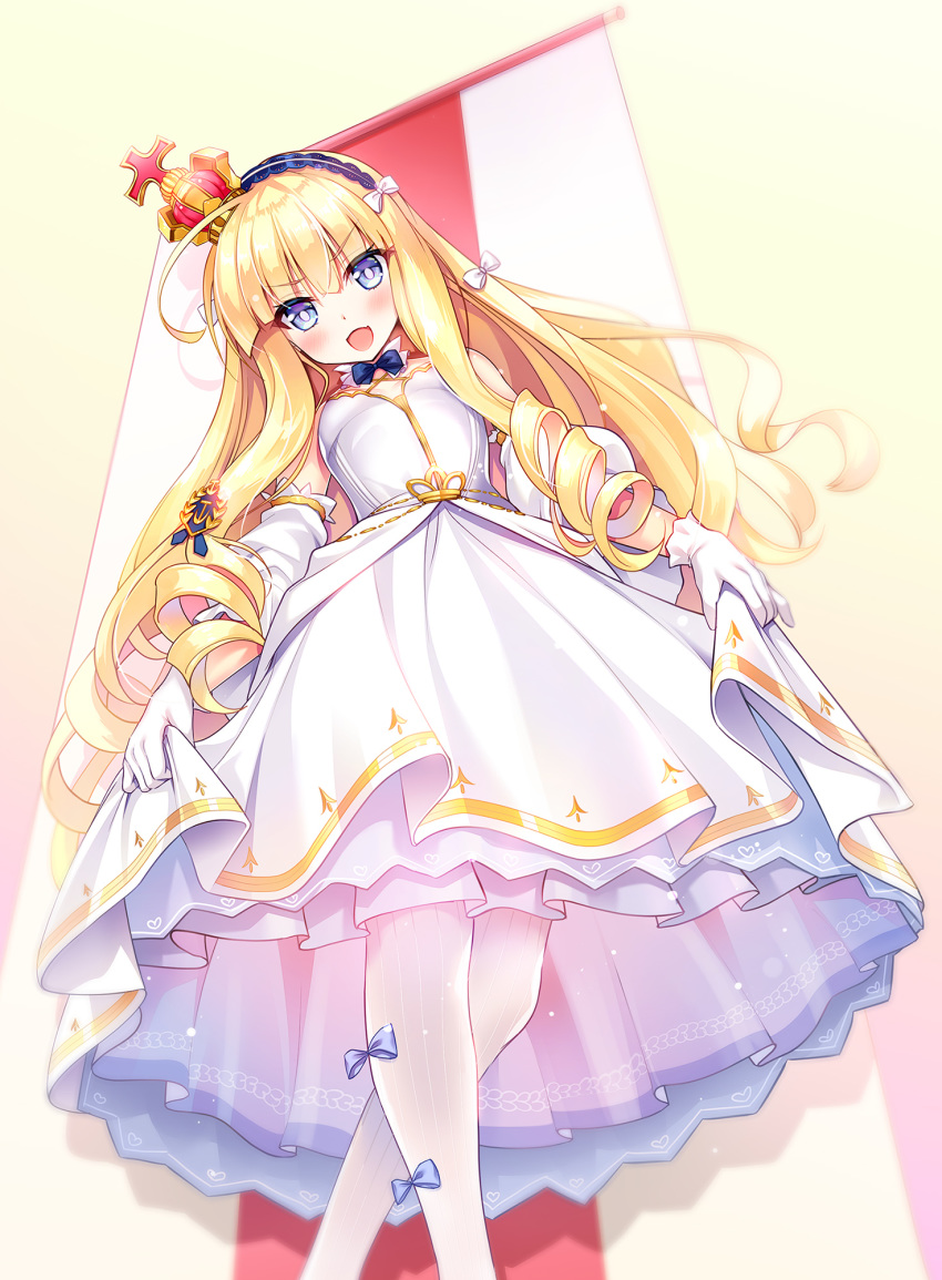 azur_lane bangs bare_shoulders blonde_hair blue_eyes blue_neckwear blush bow bowtie breasts commentary_request crossed_legs crown dress eyebrows_visible_through_hair feet_out_of_frame from_below gloves hair_between_eyes hair_bow hairband highres lace-trimmed_hairband lace_trim leaning_to_the_side long_hair looking_at_viewer looking_down mini_crown pantyhose queen_elizabeth_(azur_lane) ribbed_legwear ringlets skirt_hold sleeveless sleeveless_dress small_breasts solo standing tilted_headwear very_long_hair white_bow white_dress white_gloves white_hairband white_legwear youta