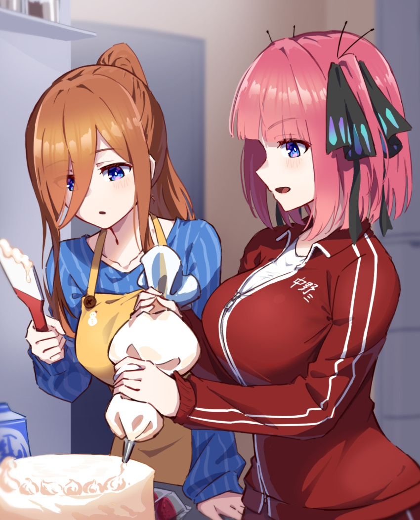 2girls alternate_hairstyle apron baking black_ribbon blue_eyes blue_shirt blunt_bangs bob_cut breasts brown_hair butterfly_hair_ornament cake commentary_request food fruit go-toubun_no_hanayome hair_between_eyes hair_ornament highres hyoe_(hachiechi) icing indoors jacket large_breasts long_bangs long_hair multiple_girls nakano_miku nakano_nino open_mouth partially_unzipped pastry_bag pink_hair ponytail red_jacket ribbon shirt short_hair siblings sidelocks sisters strawberry track_jacket twins white_shirt yellow_apron