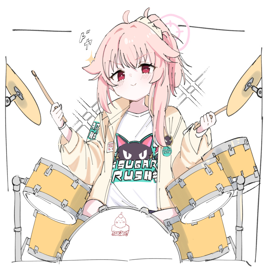 1girl :&gt; absurdres ahoge blue_archive blush bright_pupils brown_jacket closed_mouth clothes_writing drum drum_set drumsticks hair_ears hair_ornament hair_scrunchie highres holding holding_drumsticks instrument jacket kaito_(kaito921125) long_hair long_sleeves looking_at_viewer natsu_(band)_(blue_archive) natsu_(blue_archive) official_alternate_costume pink_hair ponytail red_eyes scrunchie shirt sitting solo sparkling_aura v-shaped_eyebrows white_background white_shirt