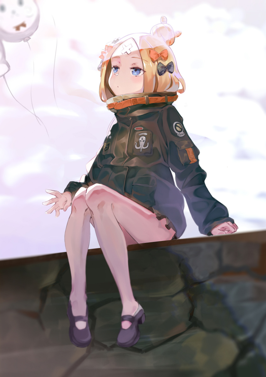 abigail_williams_(fate/grand_order) alternate_hairstyle balloon bandaid_on_forehead bare_legs black_bow black_footwear black_jacket blonde_hair blue_eyes bow cloud cloudy_sky commentary_request crossed_bandaids fate/grand_order fate_(series) foot_dangle forehead fou_(fate/grand_order) full_body hair_bow hair_bun heroic_spirit_traveling_outfit high_collar highres jacket knees_together_feet_apart legs looking_away looking_up mary_janes no_pants no_socks on_wall orange_bow outdoors patch polka_dot polka_dot_bow shoes sitting sky sleeves_past_wrists solo wall yonago_miko