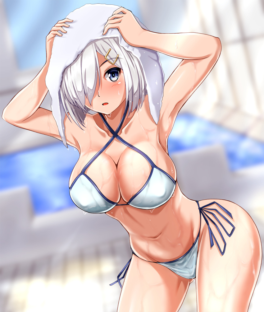 bikini blue_eyes blurry blurry_background breasts cleavage collarbone criss-cross_halter drying drying_hair hair_ornament hair_over_one_eye hairclip halterneck hamakaze_(kantai_collection) highres kantai_collection large_breasts leaning_forward looking_at_viewer rei_no_pool short_hair side-tie_bottom silver_hair skindentation solo swimsuit upper_body wet white_bikini zanntetu