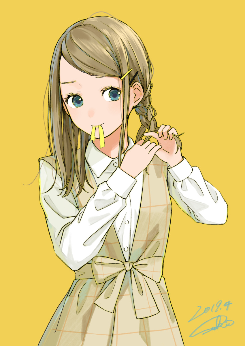 1girl absurdres bangs blue_eyes bow braiding_hair brown_bow brown_dress brown_hair collared_shirt commentary_request dated dress hair_ornament hairclip hairdressing highres long_hair long_sleeves looking_at_viewer mouth_hold original sako_(user_ndpz5754) shirt signature simple_background smile solo swept_bangs tareme white_shirt wing_collar yellow_background