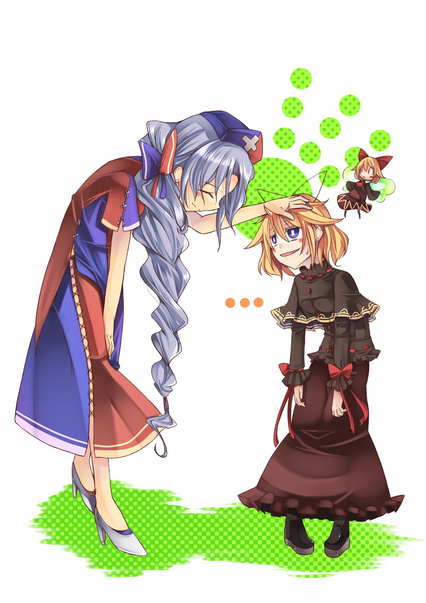 alternate_costume blonde_hair blue_eyes bow braid capelet closed_eyes doll hair_bow hat height_difference highres leaning_forward long_hair matching_su-san medicine_melancholy mito_(calcomer) multiple_girls nurse_cap petting pigeon-toed silver_hair su-san touhou very_long_hair yagokoro_eirin