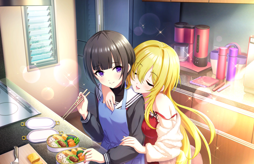 2girls apron bag bangs black_hair black_shirt blonde_hair blunt_bangs blush bob_cut breasts chopsticks closed_mouth coffee_maker_(object) cutting_board day eyebrows_visible_through_hair eyes_closed food hair_over_eyes handkerchief holding holding_chopsticks hug idolmaster idolmaster_cinderella_girls idolmaster_cinderella_girls_starlight_stage indoors kitchen knife kurosaki_chitose long_hair long_sleeves medium_breasts multiple_girls neckerchief obentou off_shoulder official_art open_mouth purple_eyes red_eyes refrigerator sailor_collar school_uniform serafuku shirayuki_chiyo shirt short_hair smile standing stove strap_slip thermos very_long_hair