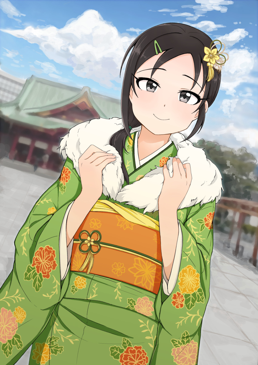 1girl absurdres black_hair blue_sky cloud cloudy_sky dutch_angle floral_print flower green_kimono grey_eyes hair_flower hair_ornament hair_over_shoulder hairclip highres idolmaster idolmaster_cinderella_girls japanese_clothes kimono long_hair long_sleeves looking_at_viewer outdoors pengwin pink_flower ponytail print_kimono red_flower rookie_trainer sash sky smile solo trainer_(idolmaster) upper_body wide_sleeves yellow_flower
