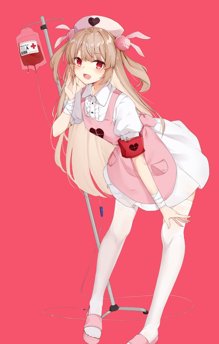 &gt;_&lt; 1girl :d absurdres apron armband bandaged_arm bandages bangs blood blood_bag blood_type blush bunny_hair_ornament center_frills commentary_request eyebrows_visible_through_hair fang frills hair_ornament hand_up hat highres jun.bit leaning_forward light_brown_hair long_hair looking_at_viewer natori_sana nurse_cap open_mouth pink_apron pink_background pink_footwear pink_headwear pleated_skirt puffy_short_sleeves puffy_sleeves red_eyes safety_pin sana_channel sandals shirt short_sleeves skirt smile solo standing thighhighs two_side_up very_long_hair virtual_youtuber white_legwear white_shirt white_skirt