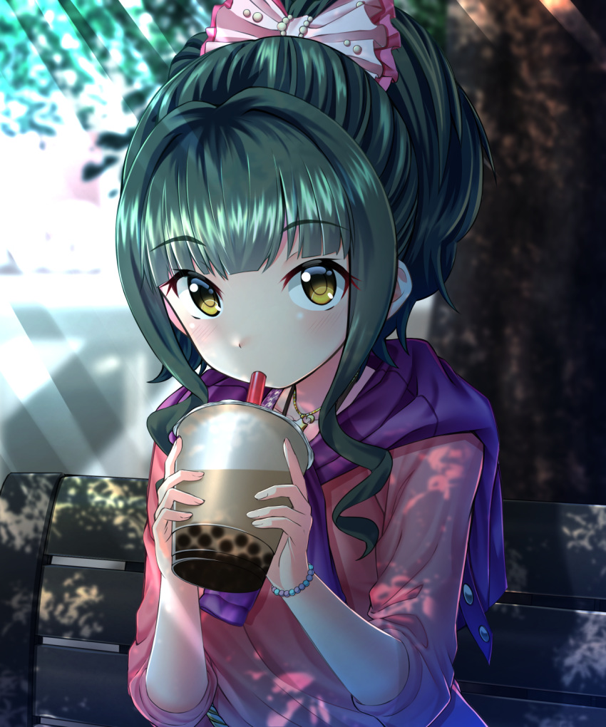 1girl bangs bead_bracelet beads bench bow bracelet bubble_tea clothes_around_neck commentary_request curly_hair drinking_straw eyebrows_visible_through_hair fujii_tomo green_hair hair_bow highres idolmaster idolmaster_cinderella_girls jewelry kakutasu_(akihiron_cactus) light_rays looking_at_viewer necklace pink_shirt ponytail shade shirt solo yellow_eyes