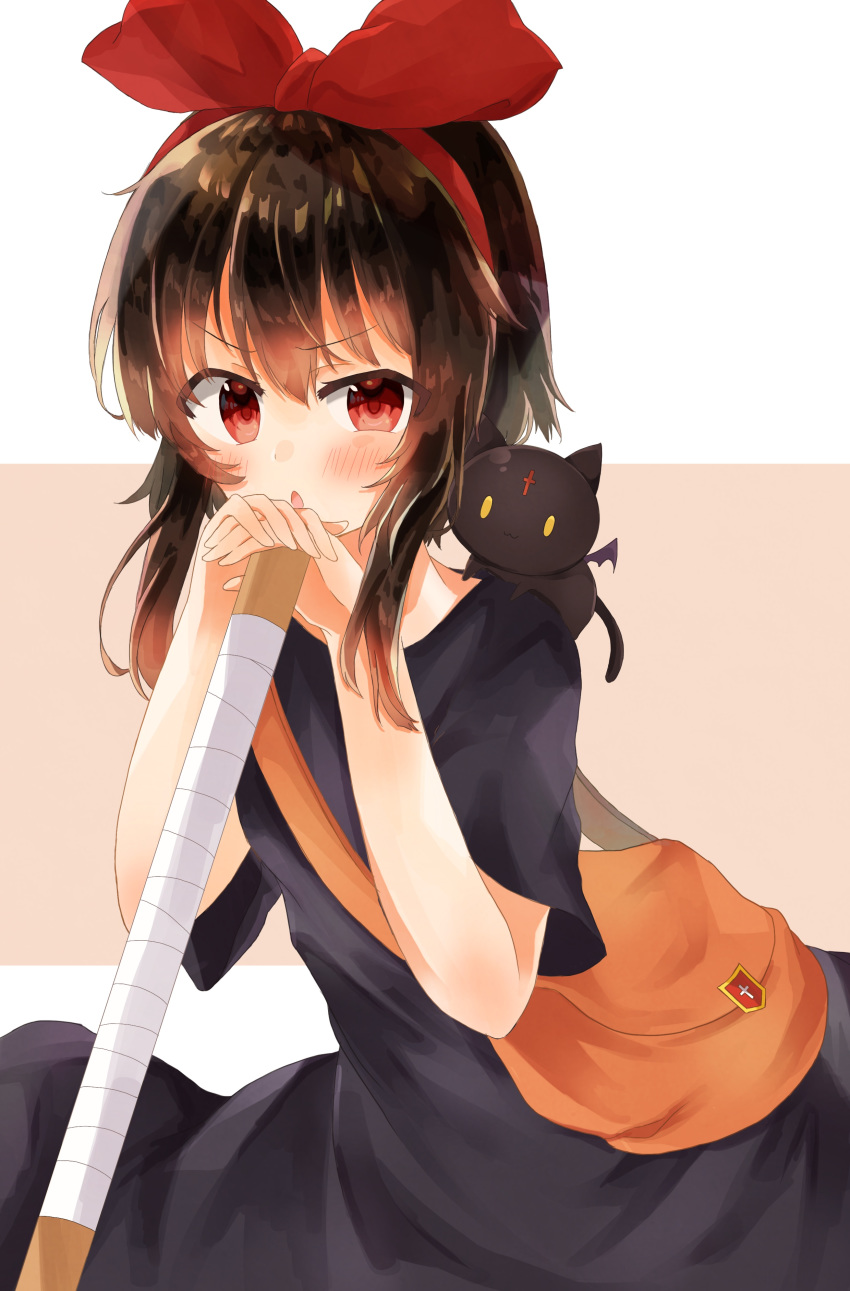 1girl absurdres alternate_costume bag bandages beige_background black_dress blush bow brown_bag cat chomusuke cosplay cowboy_shot demon_wings dress eyebrows_visible_through_hair hair_between_eyes hair_bow highres kiki kiki_(cosplay) kono_subarashii_sekai_ni_shukufuku_wo! looking_at_viewer majo_no_takkyuubin medium_hair megumin red_bow red_eyes staff two-tone_background v-shaped_eyebrows white_background wings yuno_(suke_yuno)