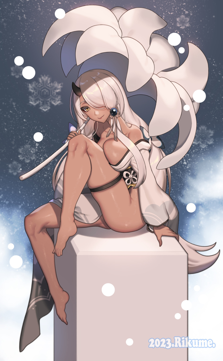 1girl absurdres aya_(trickcal) barefoot breasts cleavage dark-skinned_female dark_skin english_commentary flower_umbrella from_side grey_hair hair_over_one_eye highres horns japanese_clothes kimono large_breasts long_hair looking_at_viewer no_panties rikume single_horn sitting smile solo thighhighs thighs trickcal very_long_hair white_kimono yellow_eyes