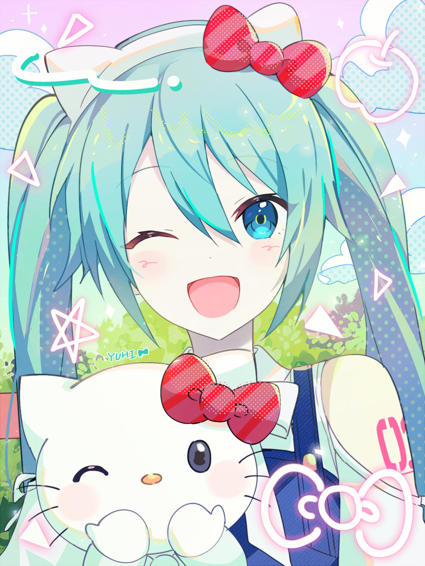 1girl blue_dress blue_sky blush bow cloud commentary dress gradient_sky green_eyes green_hair hair_bow hatsune_miku hello_kitty hello_kitty_(character) highres looking_at_viewer number_tattoo one_eye_closed open_mouth outdoors pinafore_dress pink_sky project_sekai red_bow sanrio shirt shoulder_tattoo signature sky sleeveless sleeveless_dress smile star_(symbol) tattoo twintails vocaloid white_shirt yuhi_(hssh_6)