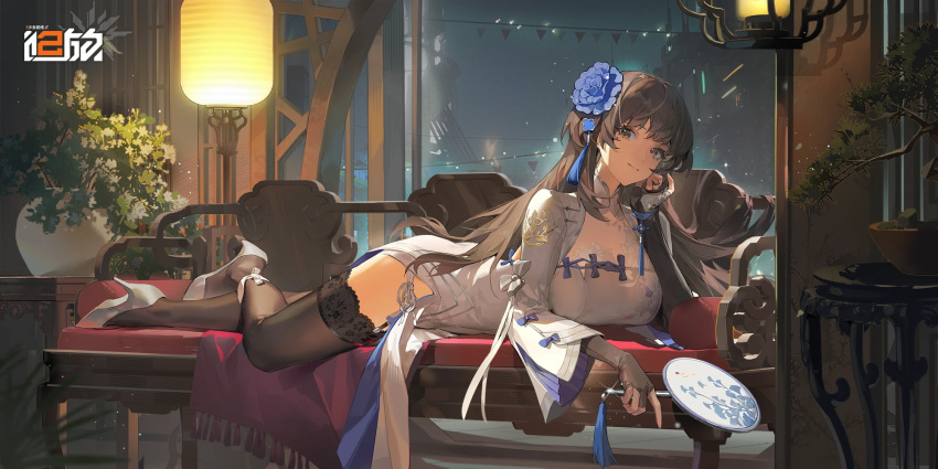 1girl adjusting_hair black_eyes black_gloves black_hair black_thighhighs blue_flower bonsai breasts china_dress chinese_clothes closed_mouth copyright_name couch crossed_legs dress floor_lamp flower full_body garter_straps girls'_frontline girls'_frontline_2:_exilium gloves hair_flower hair_ornament hand_fan hand_in_own_hair high_heels highres holding holding_fan indoors lace-trimmed_thighhighs lattice logo long_hair long_sleeves looking_at_viewer lying night night_sky official_art on_couch on_stomach pelvic_curtain plant potted_plant sidelighting sky smile solo table tassel tassel_hair_ornament thighhighs tuanshan type_95_(girls'_frontline) type_95_(narcissus)_(girls'_frontline) white_dress white_footwear