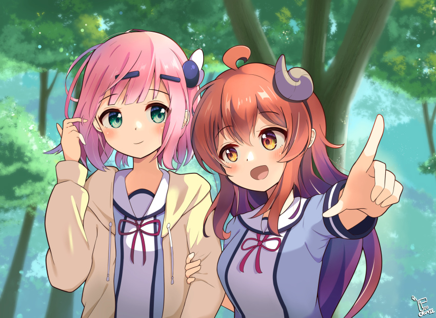 2girls :d ahoge arm_hug blunt_bangs blush brown_eyes brown_hair chiyoda_momo closed_mouth commentary curled_horns day demon_girl demon_horns floating_hair forest green_eyes hair_between_eyes hair_ornament hairclip hand_up happy highres hood hoodie horns index_finger_raised long_hair looking_at_another machikado_mazoku multiple_girls nature open_clothes open_hoodie open_mouth outdoors outstretched_arm pink_hair pointing pointing_forward sailor_collar school_uniform serafuku short_hair short_sleeves side-by-side sidelocks signature smile tareme tree upper_body user_zmhd3373 very_long_hair white_sailor_collar wing_hair_ornament yellow_hoodie yoshida_yuuko_(machikado_mazoku) yuri