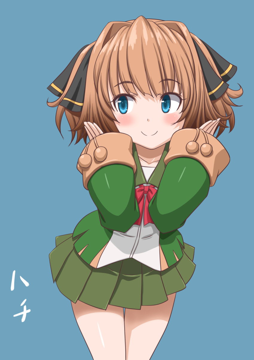 1girl black_ribbon blue_background blue_eyes brown_hair c: commentary_request cowboy_shot green_jacket green_skirt hachijou_(kantai_collection) hair_ribbon highres jacket kantai_collection leaning_forward long_sleeves looking_to_the_side neck_ribbon pleated_skirt red_ribbon ribbon sailor_collar school_uniform serafuku short_hair simple_background skirt smile solo standing t2r