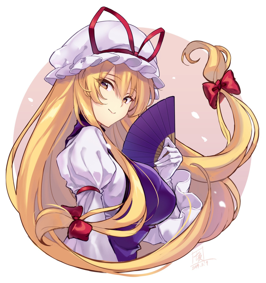 1girl bangs blonde_hair bow breasts circle commentary_request cropped_torso dated eyebrows_visible_through_hair fan folding_fan gloves hair_between_eyes hair_bow hat hat_ribbon highres holding holding_fan juliet_sleeves large_breasts long_hair long_sleeves looking_at_viewer mob_cap puffy_sleeves red_bow red_ribbon ribbon sidelocks simple_background smile solo tabard touhou touya_(the-moon) upper_body very_long_hair white_background white_gloves white_headwear wide_sleeves yakumo_yukari yellow_eyes