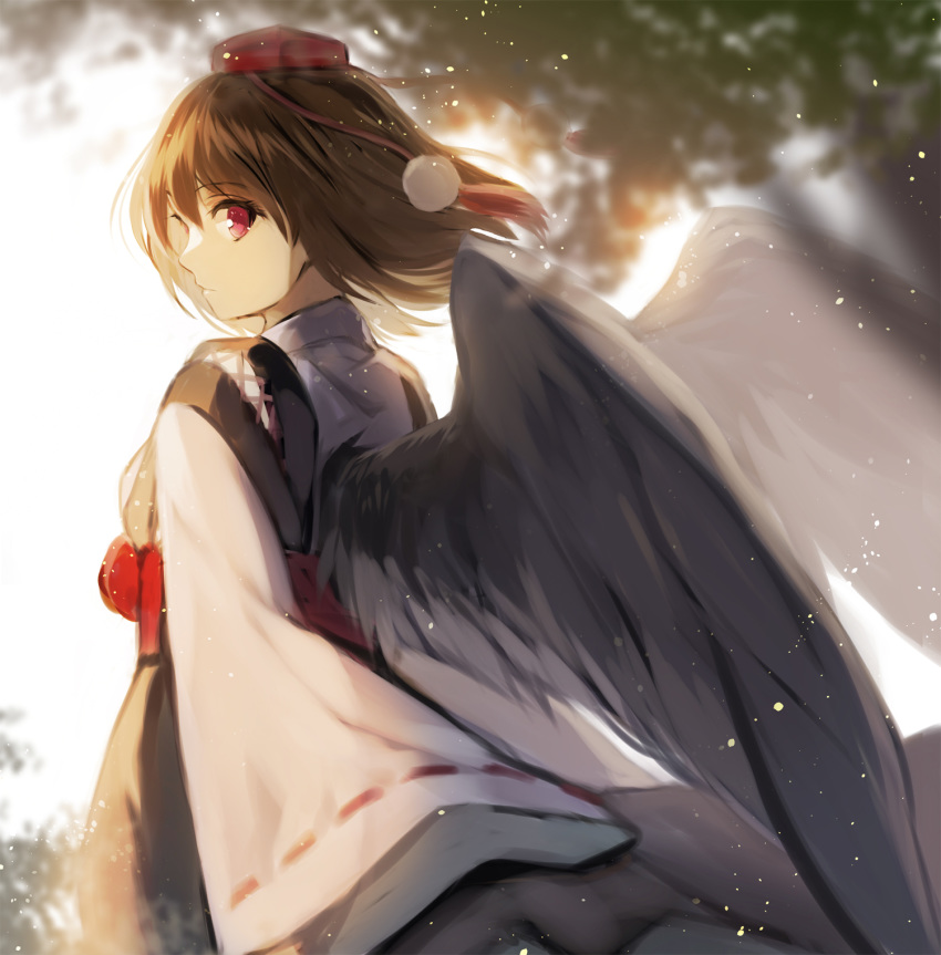 1girl alternate_costume alternate_eye_color bangs black_hair black_wings blurry blurry_background commentary_request cowboy_shot eyebrows_visible_through_hair feathered_wings from_behind fuupu hair_between_eyes hat highres japanese_clothes kimono kourindou_tengu_costume light_particles long_sleeves looking_at_viewer looking_back obi pom_pom_(clothes) profile purple_eyes red_sash revision ribbon-trimmed_sleeves ribbon_trim sash shameimaru_aya short_hair solo tassel tokin_hat touhou white_background white_kimono wide_sleeves wings