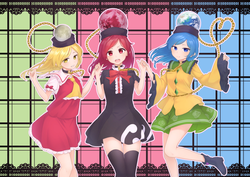 3girls arms_up black_choker black_dress black_footwear black_legwear blonde_hair blouse blue_background blue_eyes blue_hair boots chain checkered checkered_background choker commentary_request contrapposto cosplay cravat dress earth_(ornament) feet_out_of_frame flandre_scarlet flandre_scarlet_(cosplay) floral_print frilled_sleeves frills green_background green_collar green_skirt grin hair_blowing head_tilt heart heart_of_string hecatia_lapislazuli hecatia_lapislazuli_(earth) hecatia_lapislazuli_(moon) highres holding_hands houjuu_nue houjuu_nue_(cosplay) kanpa_(campagne_9) komeiji_koishi komeiji_koishi_(cosplay) lace_border long_hair long_sleeves looking_at_viewer moon_(ornament) multiple_girls open_mouth outline petticoat pink_background polos_crown puffy_short_sleeves puffy_sleeves red_eyes red_hair red_skirt red_vest rose_print shirt short_sleeves skirt skirt_set sleeves_past_wrists smile standing standing_on_one_leg thighhighs touhou upper_teeth vest white_shirt wide_sleeves yellow_blouse yellow_eyes yellow_neckwear zettai_ryouiki