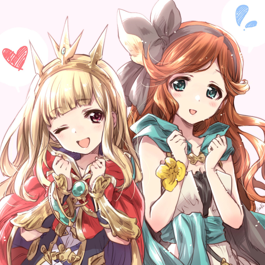 2girls :d ;d artist_name bag bangs black_dress black_hairband blonde_hair blunt_bangs blush brooch brown_hair cagliostro_(granblue_fantasy) cape clenched_hands commentary_request dress eyebrows_visible_through_hair flying_sweatdrops gauntlets gloves granblue_fantasy green_cape green_eyes hairband head_tilt headgear heart highres jewelry kuroi_mimei long_hair looking_at_viewer multiple_girls one_eye_closed open_mouth red_cape red_eyes sara_(granblue_fantasy) satchel signature smile standing swept_bangs upper_body white_dress yellow_gloves