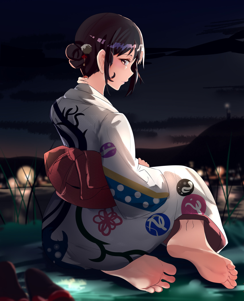 1girl barefoot black_hair brown_eyes feet from_behind highres hizagawa_rau japanese_clothes kimono night night_sky obi original outdoors print_kimono sash shoes_removed short_hair sitting sky smile soles solo toes white_kimono wide_sleeves yukata